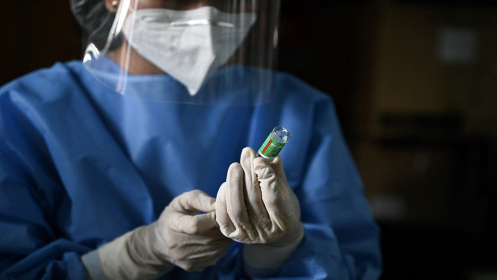 عاملة رعاية صحية تحضر حقنة من لقاح واق من فيروس كورونا (أ ف ب)