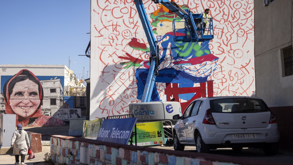 الفنان المغربي عمر الهمزي يعمل على لوحة جدارية خلال مهرجان شارع "جدار" في العاصمة الرباط. 20/09/2021. (أ ف ب)