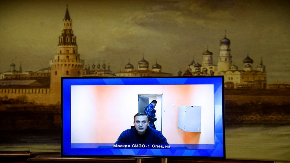المعارض الروسي المسجون أليكسي نافالني يظهر في شاشة خلال محاكمة له في موسكو. (أ ف ب)