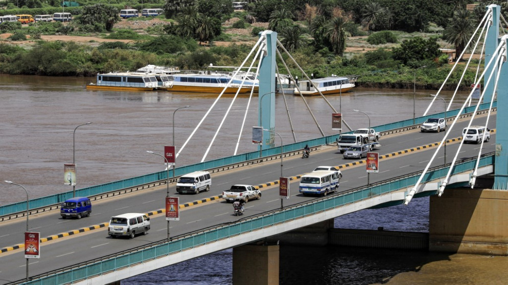 منظر عام لجسر يعبر نهر النيل في وسط الخرطوم في السودان. (أ ف ب)