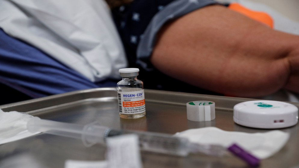 امرأة أميركية تتحضر لتلقي جرعة من لقاح مضاد لفيروس كورونا. (رويترز)