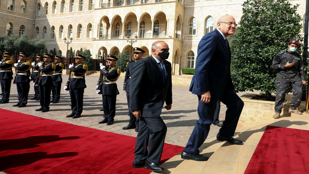 رئيس الوزراء بشر الخصاونة مع رئيس الوزراء اللبناني نجيب ميقاتي في قصر الحكومة في بيروت ، لبنان ، 30 سبتمبر 2021. (رويترز / محمد أزاكير)