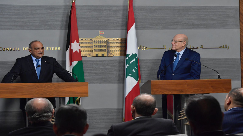 رئيس الوزراء بشر الخصاونة خلال مؤتمر صحفي مع رئيس الوزراء اللبناني نجيب ميقاتي في بيروت30/9/2021. (المملكة)