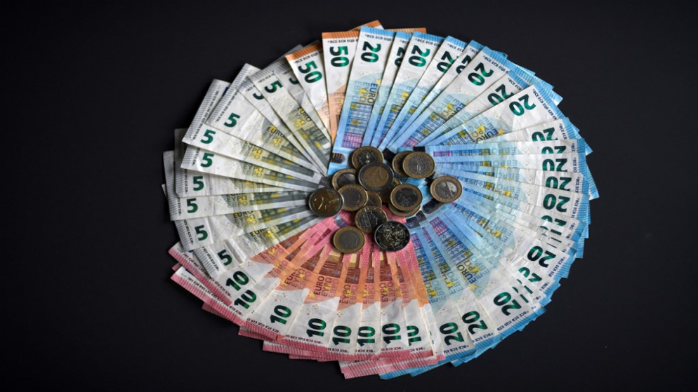 أوراق نقدية وعملات معدنية لعملة اليورو في دورتموند غرب ألمانيا، 27 كانون الثاني/يناير 2020. (أ ف ب)