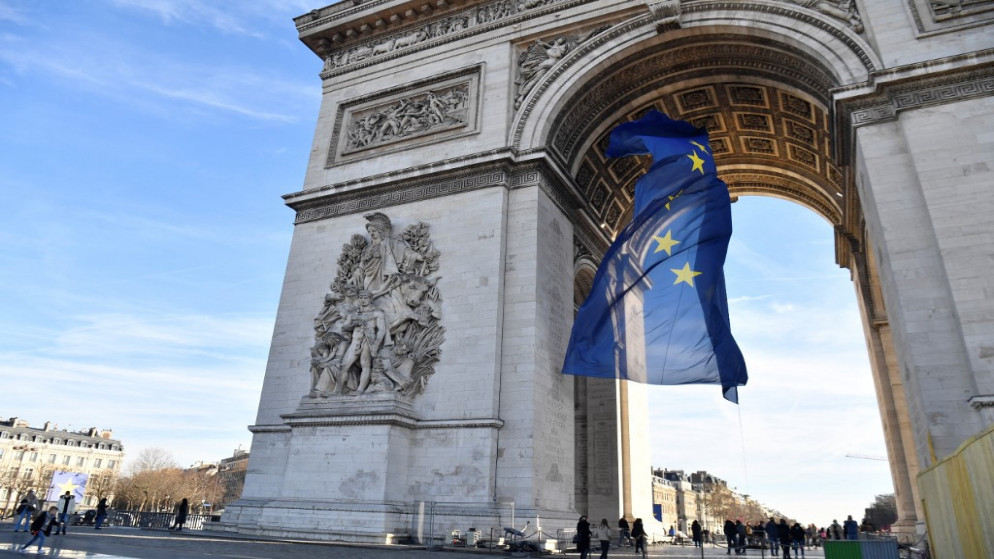 علم الاتحاد الأوروبي تحت قوس النصر في باريس، 1 كانون الثاني/يناير 2022. (أ ف ب)