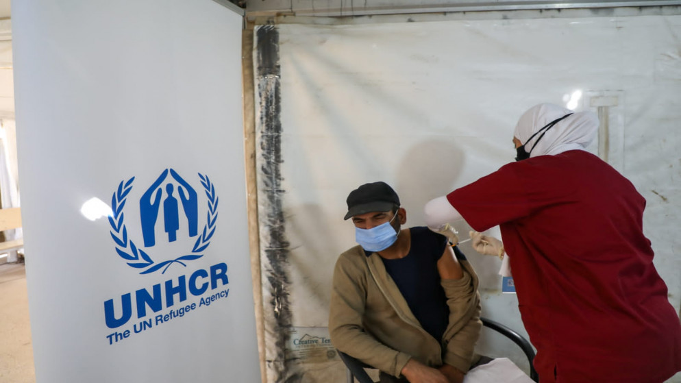 لاجئ يتلقى اللقاح المضاد لفيروس كورونا في مركز تابع لمفوضية اللاجئين في الأردن بالتعاون مع وزارة الصحة. (مفوضية الأمم المتحدة لشؤون اللاجئين في الأردن)