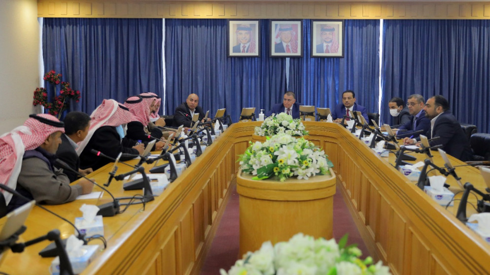 جانب من اجتماع رئيس لجنة الزراعة والمياه والبادية النيابية، محمد العلاقمة، ووزير الداخلية مازن الفراية. (المملكة)