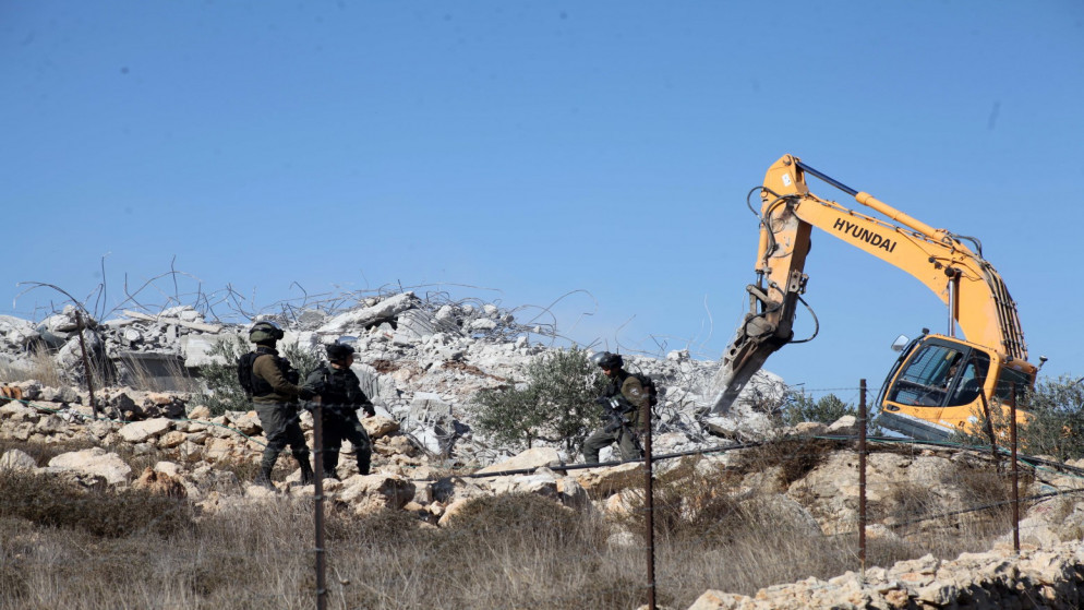 صورة أرشيفية لعملية هدم منازل تنفذها سلطات الاحتلال الإسرائيلية في فلسطين المحتلة. (وفا)