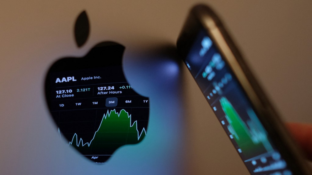 رمز مؤشر سوق الأسهم من "Apple AAPL" على شاشة آيفون .24 أيار/مايو 2021 .(أ ف ب)