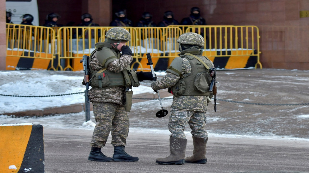 ضباط إنفاذ القانون في كازاخستان يغلقون الشارع المؤدي إلى المقر الرئاسي الرسمي أكوردا بعد احتجاجات ضد الحكومة، كازاخستان، 6 كانون الثاني/يناير 2022 (رويترز)