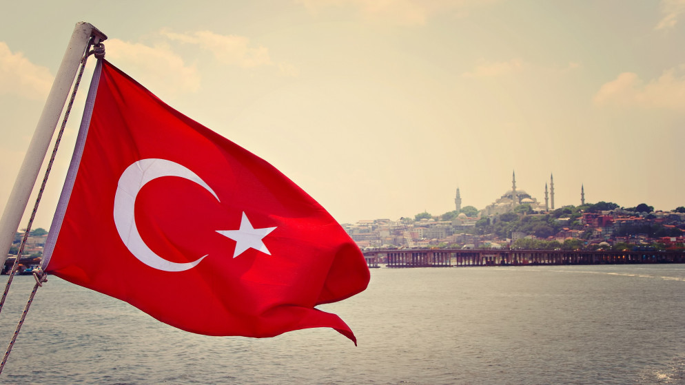علم تركيا في إسطنبول. (Shutterstock)