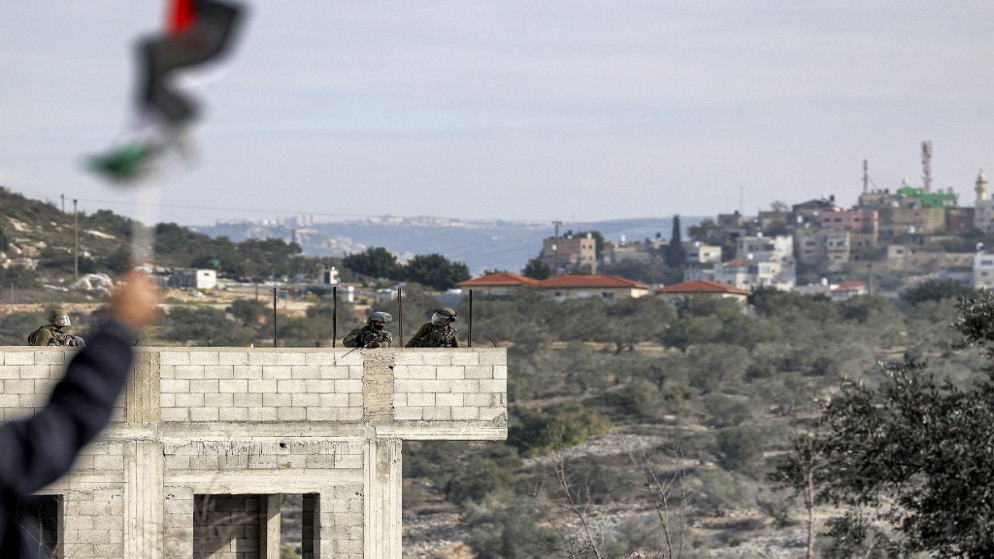 جنود من قوات الاحتلال الإسرائيلي يتمركزون خلال مواجهات مع فلسطينيين في قرية كفر قدّوم قرب مستوطنة إسرائيلية في الصفة الغربية المحتلة. (أ ف ب)