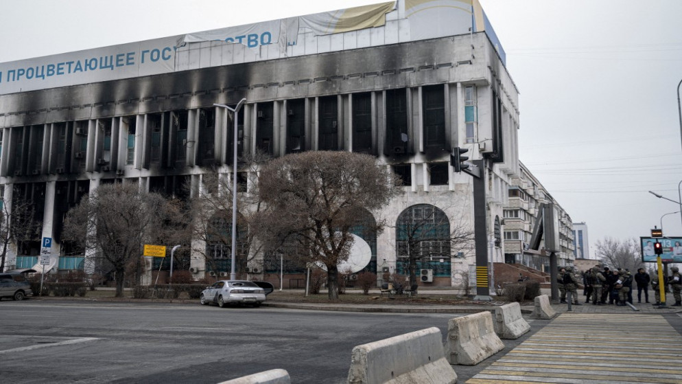 مبنى محترق في مدينة ألماتي في كازاخستان، 10 كانون الثاني/يناير 2022. (أ ف ب)