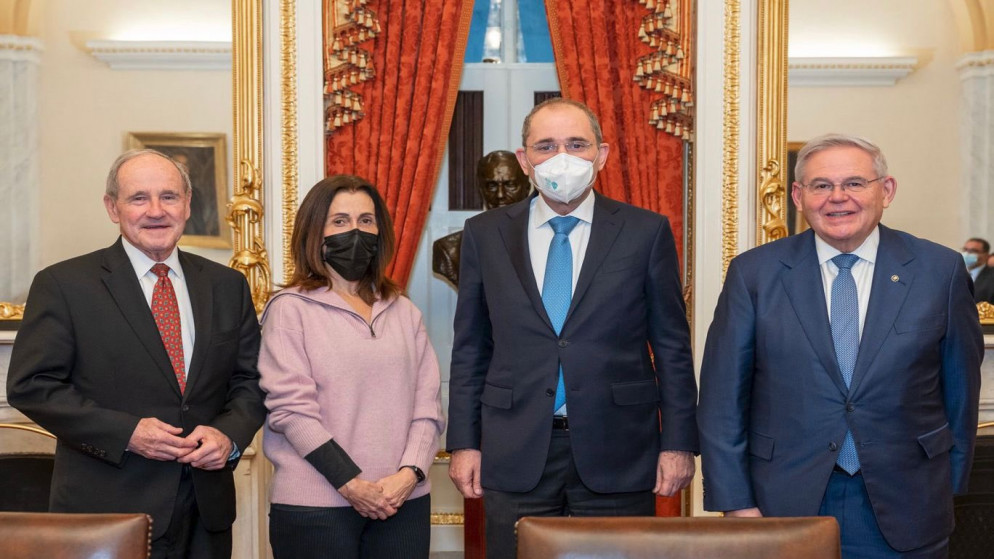 لقاء نائب رئيس الوزراء وزير الخارجية وشؤون المغتربين أيمن الصفدي ورئيس لجنة الشؤون الخارجية في مجلس الشيوخ بوب منديز، ورئيس الكتلة الجمهورية في اللجنة جيم ريش. (وزارة الخارجية)