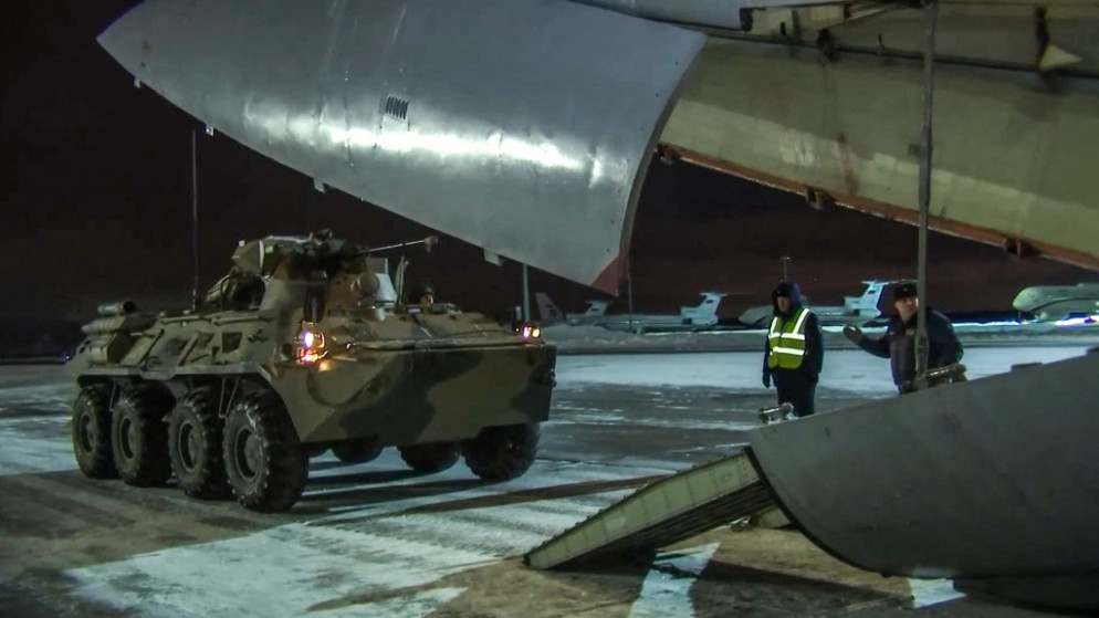 صورة أرشيفية لمركبة عسكرية روسية تحمل على متن طائرة شحن عسكرية لتغادر إلى كازاخستان. (أ ف ب)