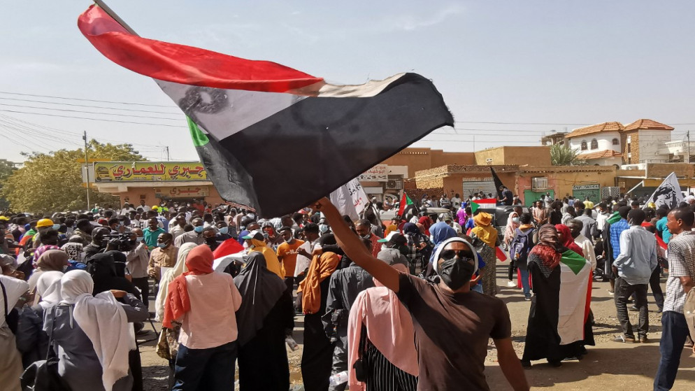 متظاهرون سودانيون في الخرطوم رفضا لـ "الانقلاب العسكري" في بلادهم. (أ ف ب)