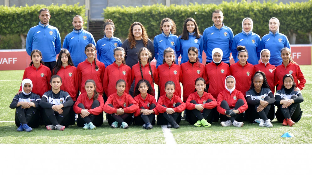 وفد منتخب الناشئات لكرة القدم المتوج ببطولة اتحاد غرب آسيا الأولى للواعدات 2022 في بيروت. (اتحاد كرة القدم)