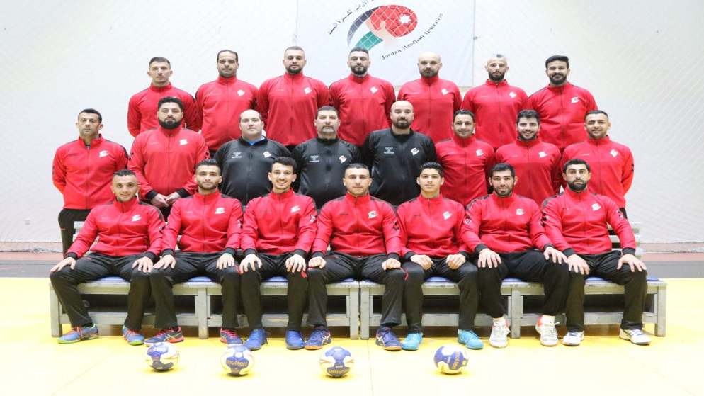 لاعبون ومدبون في المنتخب الوطني لكرة اليد. (اتحاد كرة اليد)