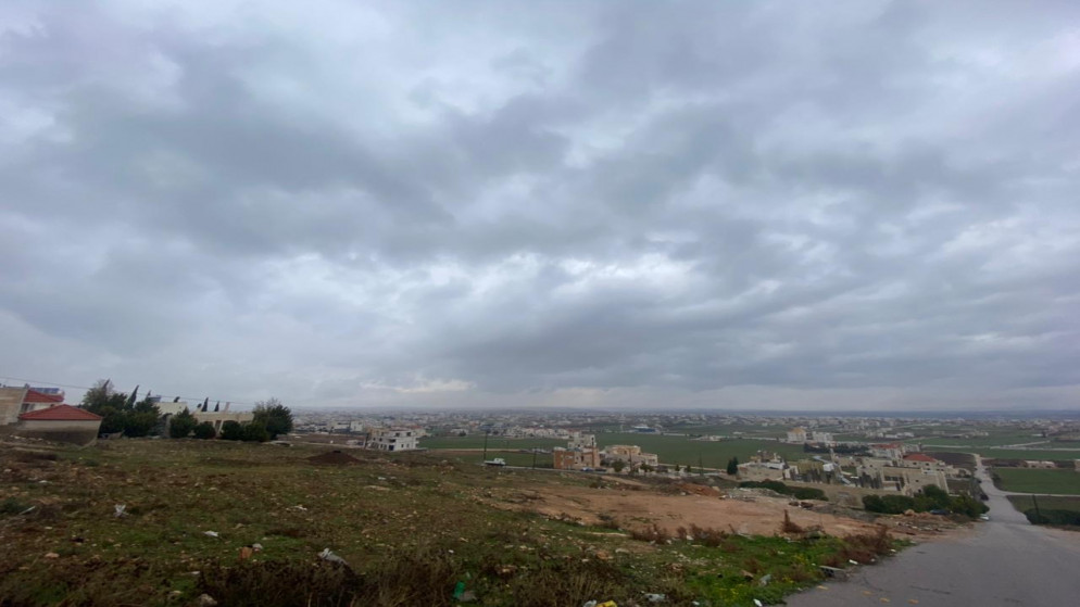 شارع في محافظة إربد خلال جو غائم. (المملكة)