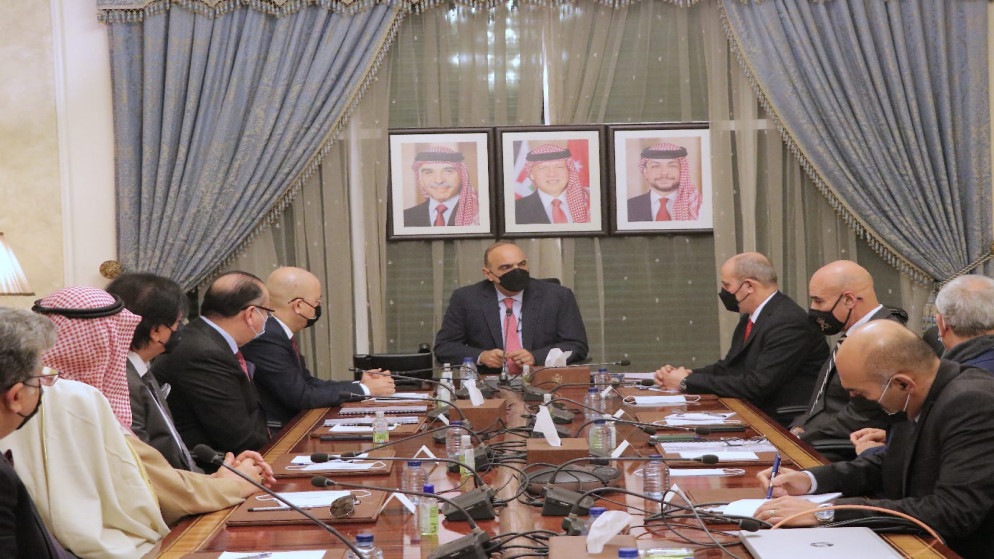 جانب من لقاء رئيس الوزراء بشر الخصاونة مع رئيس وأعضاء مجلس الأعمال العراقي في الأردن. (رئاسة الوزراء)