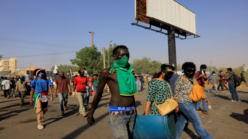أشخاص يشاركون في مسيرة ضد الحكم العسكري في الخرطوم، السودان، 13  كانون الثاني/يناير  2022. (رويترز / محمد نور الدين عبد الله)