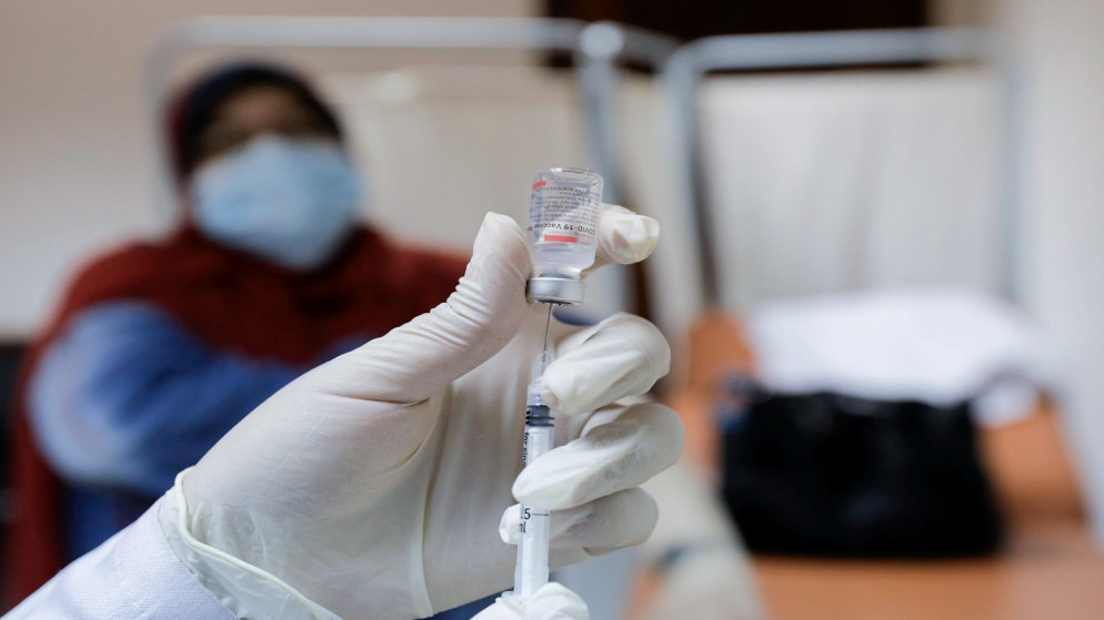 ممرضة تحضر جرعة من اللقاح المضاد لكورونا، في مكان تحصين شامل داخل جامعة القاهرة، القاهرة، مصر، 8 أيلول/ سبتمبر 2021. (رويترز)