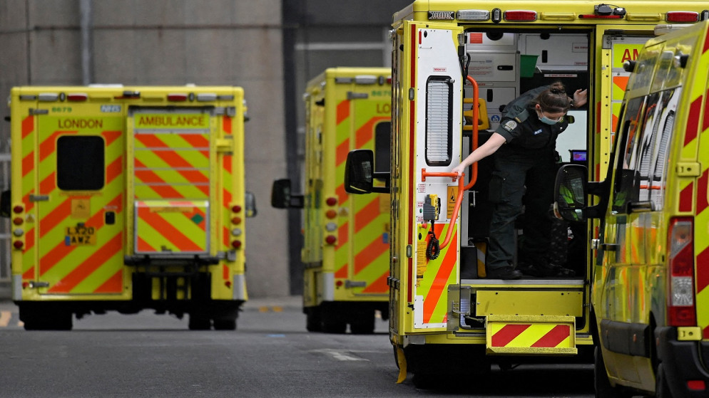 عامل صحي يغلق باب سيارة إسعاف خارج مستشفى لندن الملكي، وسط جائحة فيروس كورونا في لندن، بريطانيا، 7 كانون الثاني/ يناير 2022. (رويترز)