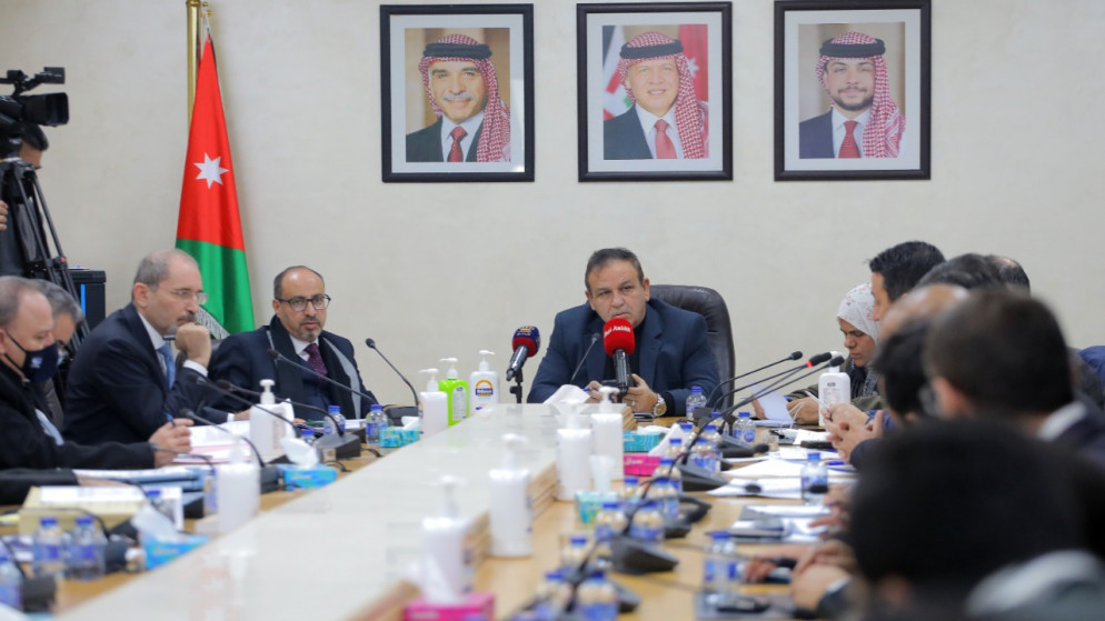 نائب رئيس الوزراء وزير الخارجية وشؤون المغتربين أيمن الصفدي خلال مناقشة مشروعي قانوني الموازنة العامة للدولة وموازنة الوحدات الحكومية لسنة 2022 مع اللجنة المالية النيابية. (مجلس النواب)