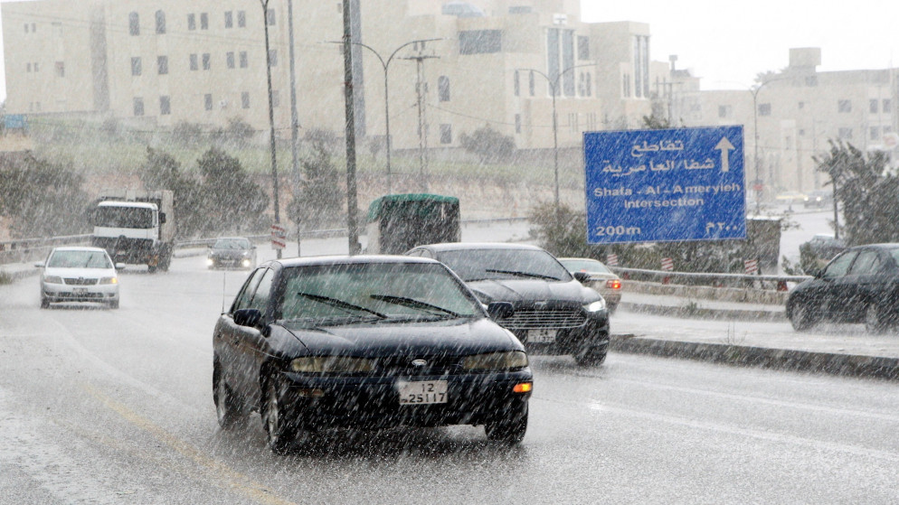صورة أرشيفية خلال سير مركبات في شارع في عمّان خلال تساقط عزير للأمطار. (صلاح ملكاوي/ المملكة)