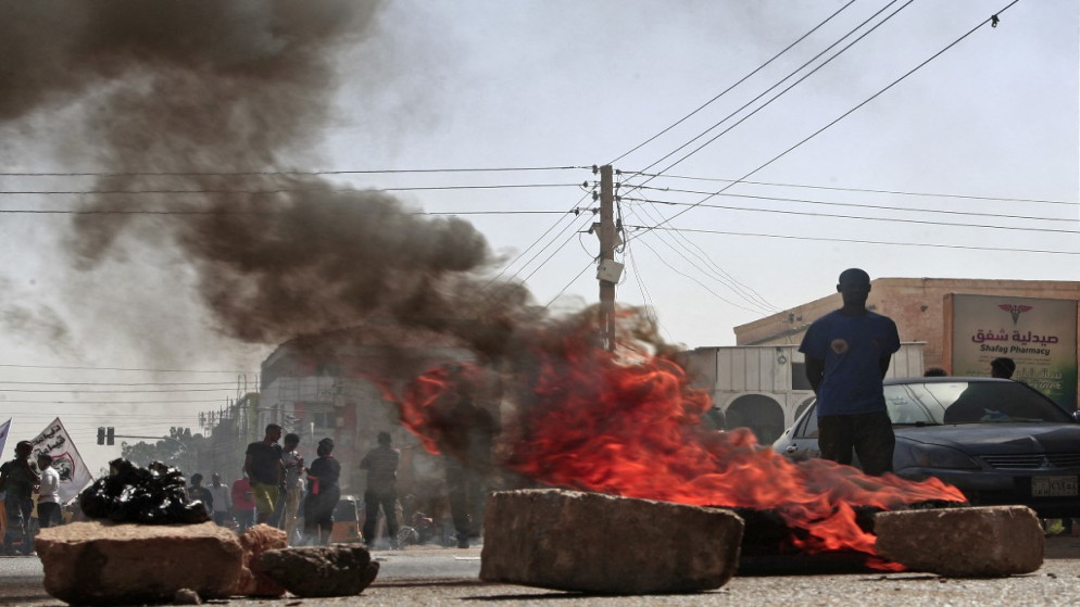متظاهرون سودانيون في الخرطوم رفضا لـ "الانقلاب العسكري" في بلادهم. (أ ف ب)