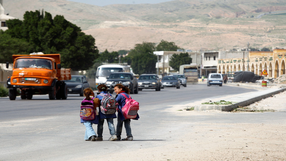 طالبات يتوجهن إلى المدرسة في إحدى المناطق المحيطة بالعاصمة عمّان. (صلاح ملكاوي / المملكة)