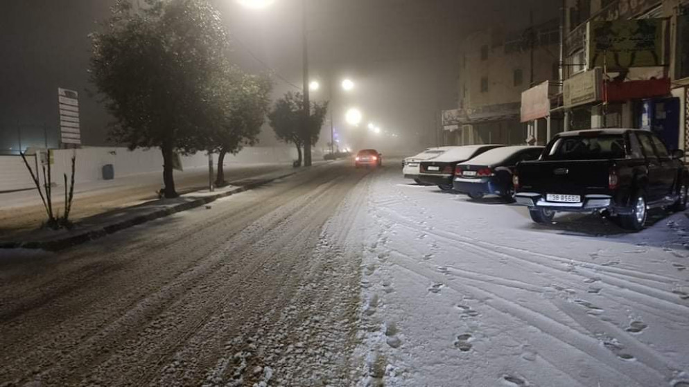 شارع شهد تساقطا للثلوج في منطقة في الكرك. (المملكة)