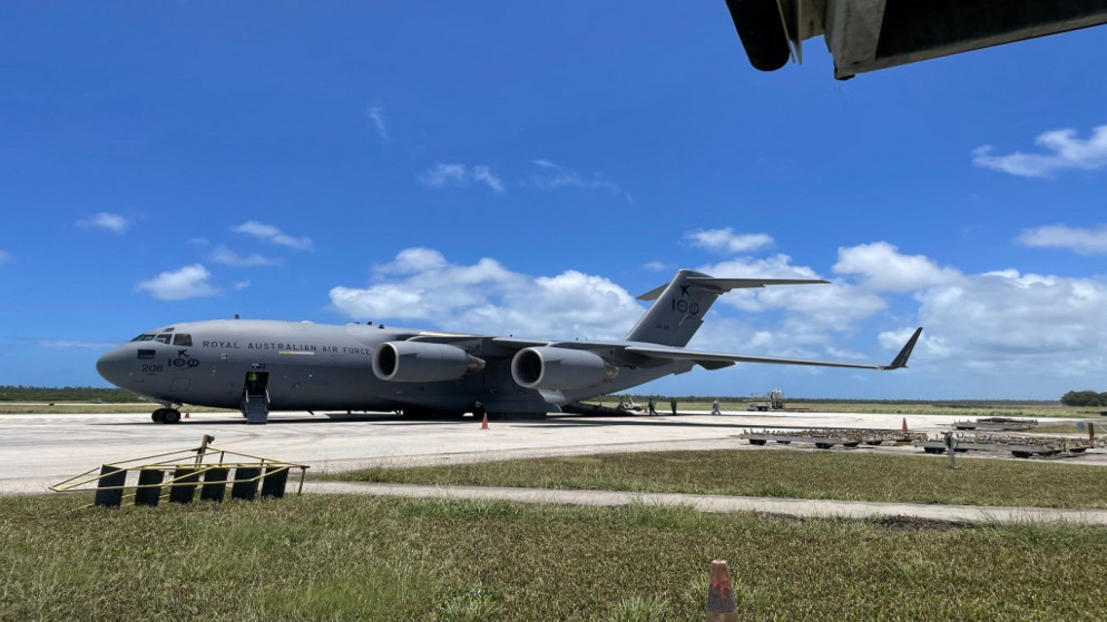 طائرة تابعة لسلاح الجو الملكي الأسترالي "C-17A Globemaster III" تسلم الشحنة الأولى من المساعدات الأسترالية إلى مطار "Fua’amotu" الدولي في تونغا في 20 يناير 2022.(أ ف ب)