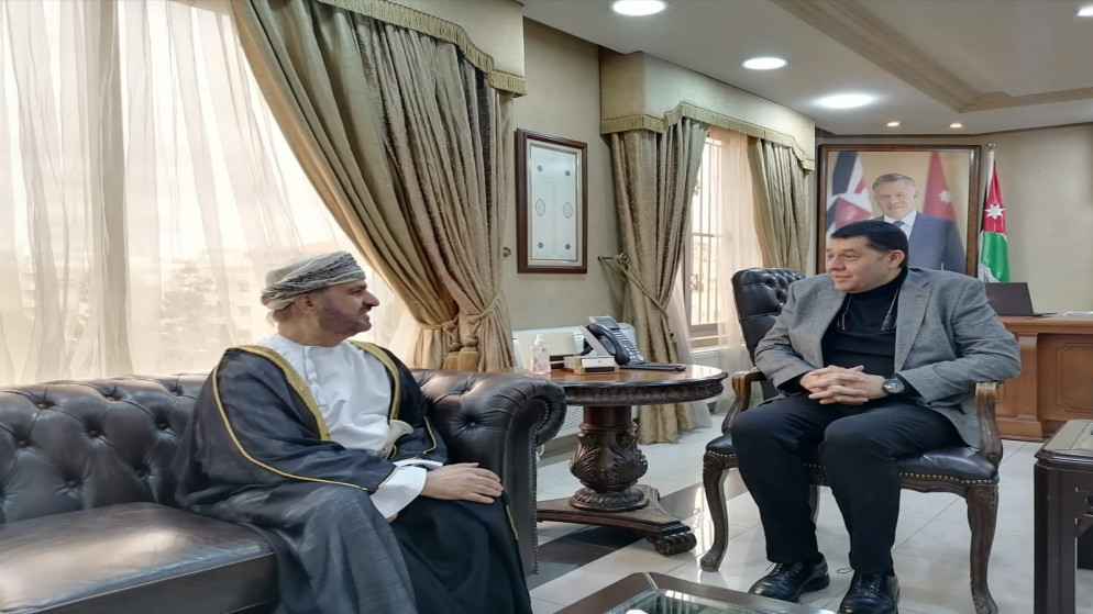 وزير العمل نايف استيتية مع سفير سلطنة عُمان في الأردن هلال المعمري. (وزارة العمل)