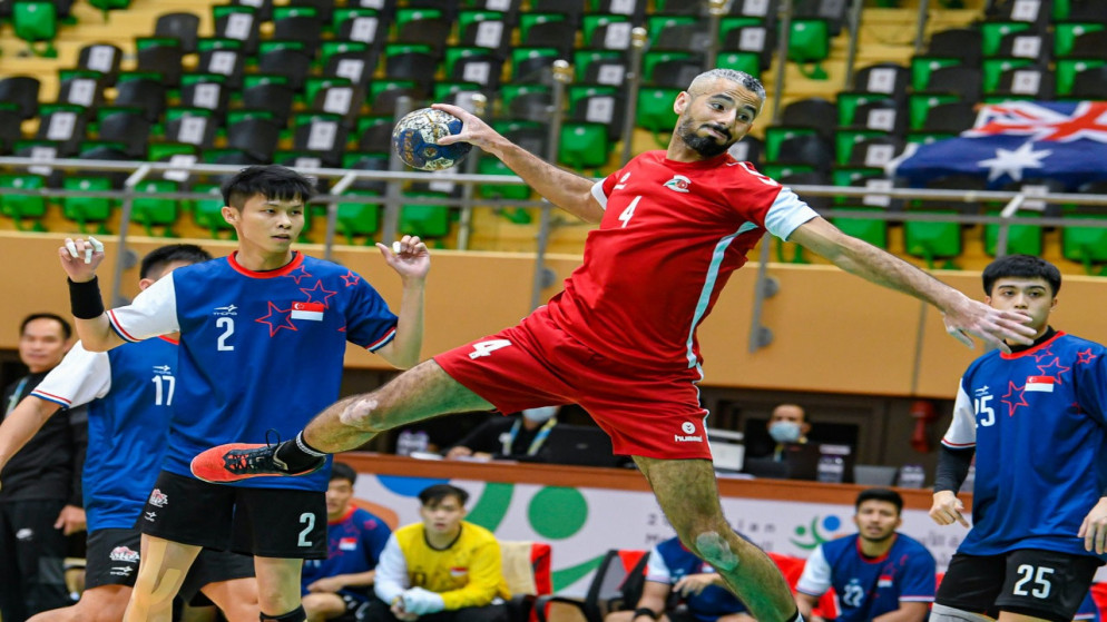 جانب من مباراة المنتخب الوطني لكرة اليد أمام المنتخب السنغافوري. (اللجنة الأولمبية الأردنية)