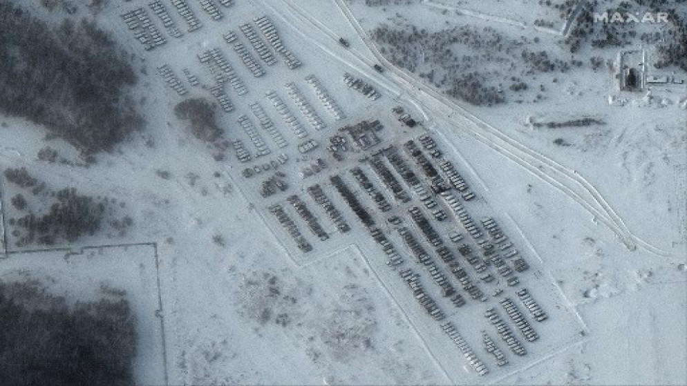 صورة بالأقمار الاصطناعية لحشد للمعدات والدبابات قرب الحدود الروسية-الأوكرانية. (أ ف ب)