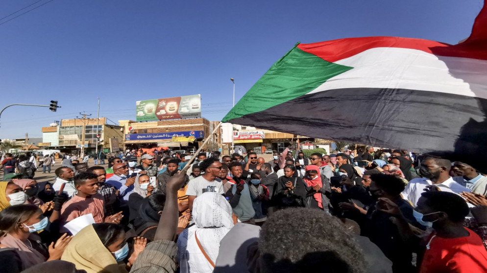 محتجون سودانيون في الخرطوم رفضا للانقلاب العسكري. (أ ف ب)