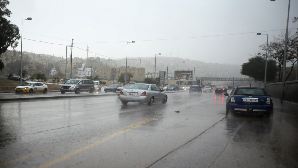مركبات في شارع رئيسي في عمّان خلال يوم ماطر. (صلاح ملكاوي/ المملكة)