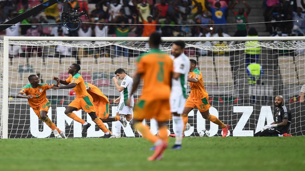 احتفال لاعبي منتخب ساحل العاج بالهدف الثالث الذي سجله نيكولاس بيبي في مرمى الجزائر حاملة لقب كأس الأمم الإفريقية. (أ ف ب)