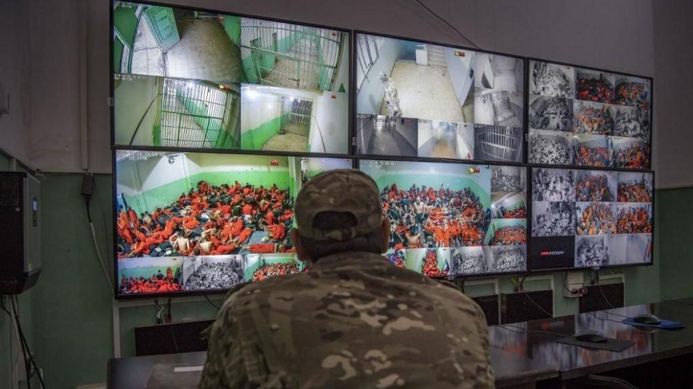 خلال مراقبة بعض عناصر تنظيم"داعش" الإرهابي داخل سجن في الحسكة شرق سوريا. 26 تشرين الأول/ أكتوبر 2019. (أ ف ب)