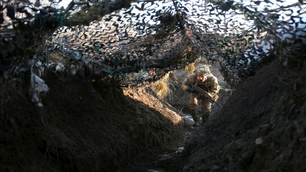 جندي أوكراني قرب خط المواجهة مع الحدود الروسية. 8 كانون الثاني/يناير 2022 (أ ف ب)
