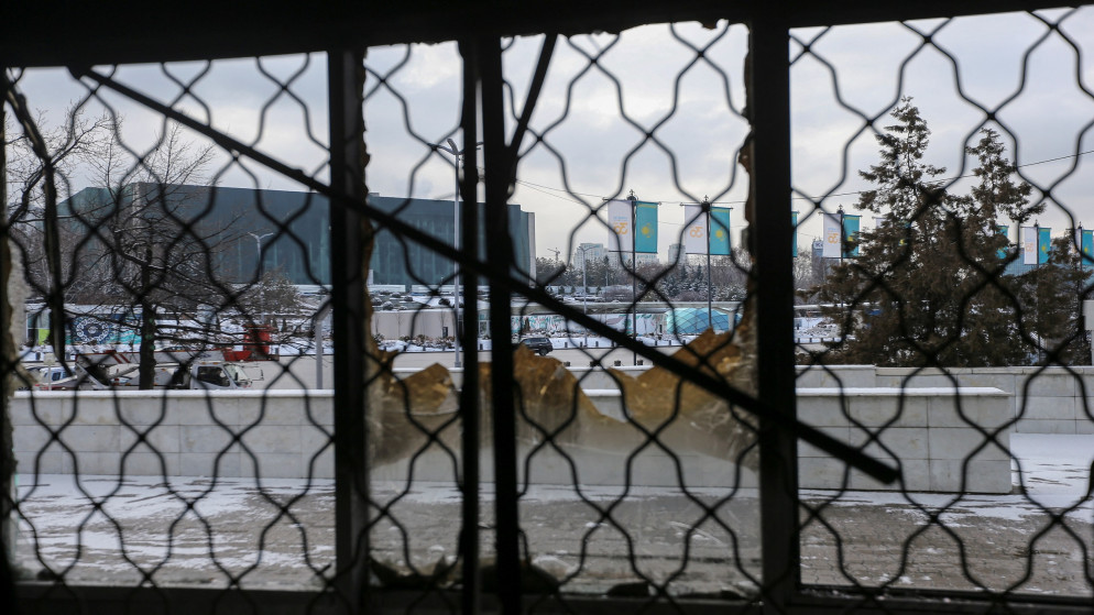 منظر من مكتب قناة مير في كازاخستان تعرض للتخريب بعد احتجاجات على رفع أسعار المحروقات. (رويترز)