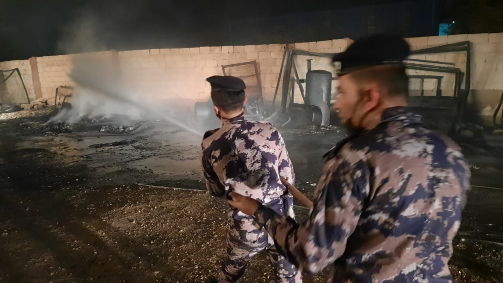 عمليات إخماد حريق في مصنع يحتوي على مواد عازلة في منطقة دير علا. (مديرية الأمن العام)