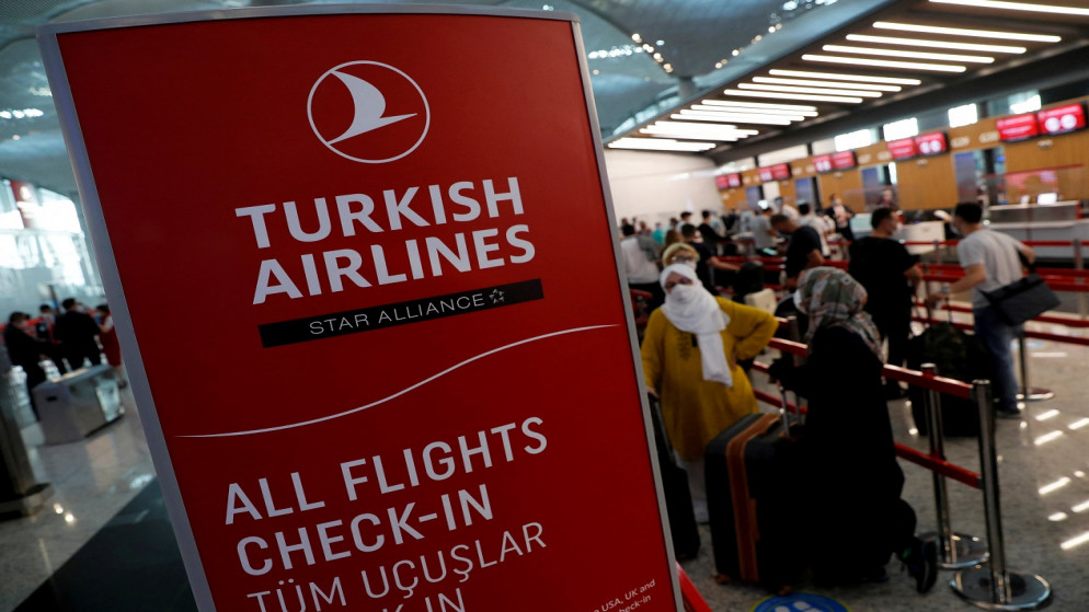ركاب يرتدون الكمامات ويصطفون لتسجيل الوصول لرحلة إلى واشنطن العاصمة في مطار إسطنبول، تركيا، 19 حزيران/يونيو ، 2020. (رويترز)