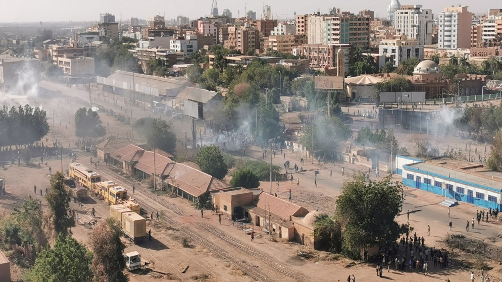 دخان بعد أن أطلقت قوات الأمن الغاز المسيل للدموع على متظاهرين في الخرطوم، السودان، 24 كانون الثاني/يناير 2022. (رويترز)