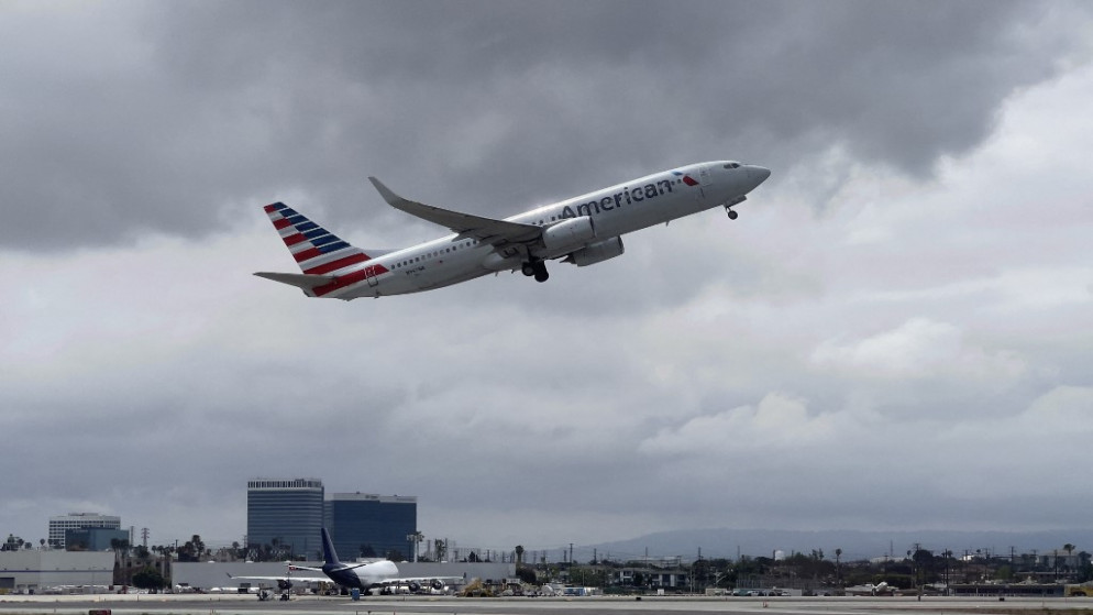 إقلاع طائرة تابعة للخطوط الجوية الأميركية من مطار لوس أنجلوس. 22 نيسان/ أبريل 2021. (أ ف ب)