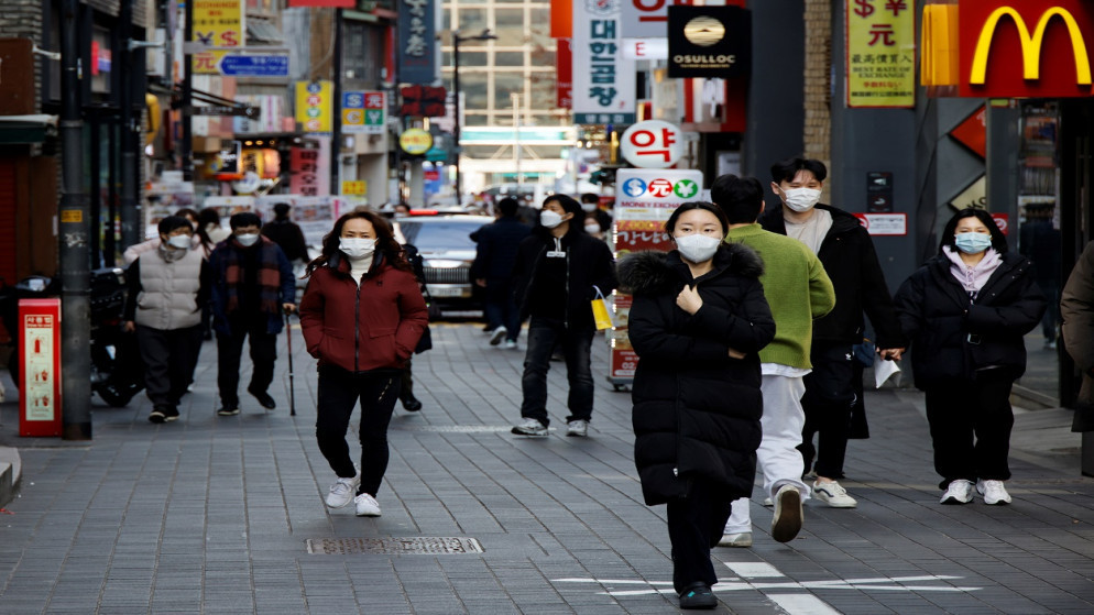 أشخاص يرتدون كمامات يسيرون في منطقة تسوق وسط جائحة فيروس كورونا في سول بكوريا الجنوبية، 29 تشرين الثاني/نوفمبر 2021. (رويترز)