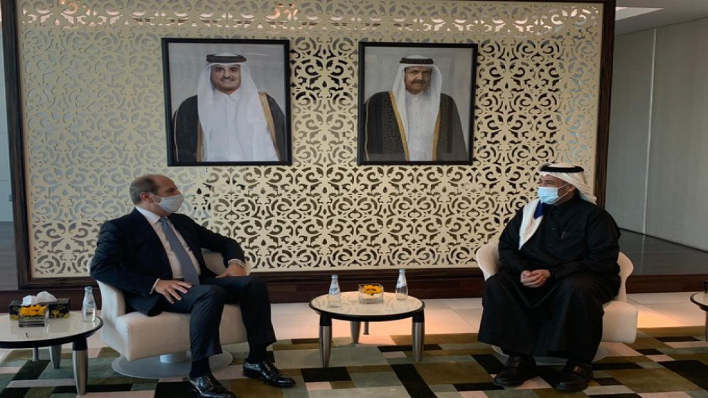 السفير الأردني في قطر زيد مفلح اللوزي "يسار" وزير البيئة والتغير المناخي القطري الشيخ فالح بن ناصر بن أحمد بن علي آل ثاني "يمين". (السفارة الأردنية في قطر)