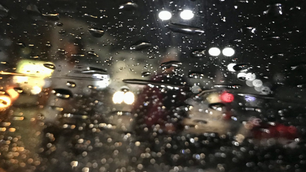 صورة لزجاج مركبة مغطى بالأمطار (صلاح ملكاوي / المملكة)