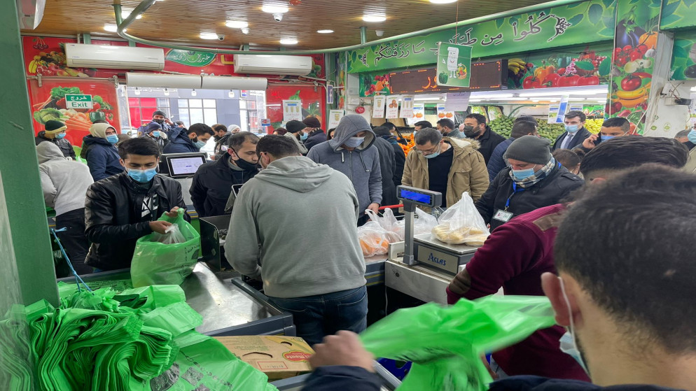 إقبال كبير من المواطنين على شراء المواد الغذائية من داخل أحد مراكز التسوق في عمّان. (المملكة)